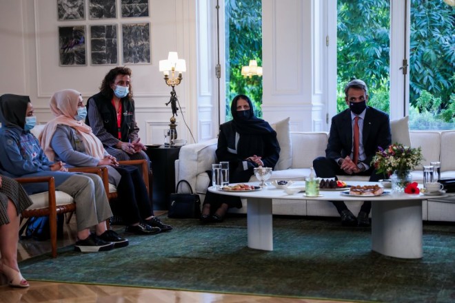 Ο Κ. Μητσοτάκης στο Μέγαρο Μαξίμου με γυναίκες βουλευτές και δικαστικούς από το Αφγανιστάν 