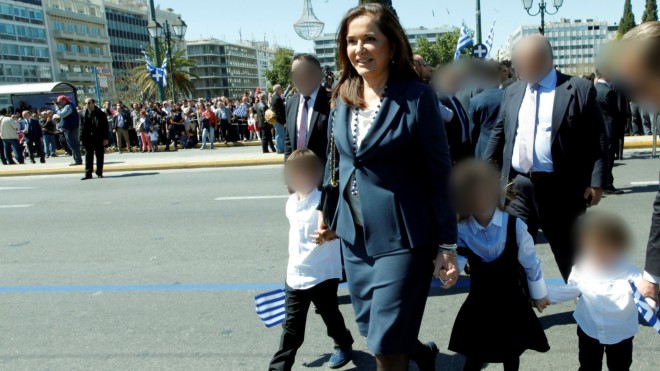 H Ντόρα Μπακογιάννη με τα εγγόνια της στην παρέλαση της 25ης Μαρτίου στο Σύνταγμα το 2017-  φωτογραφία Eurokinissi