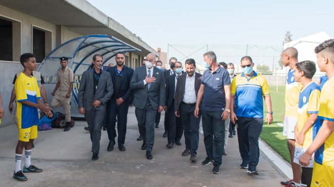 Υποδοχή Νίκου Δένδια σε γήπεδο στη Λιβύη  