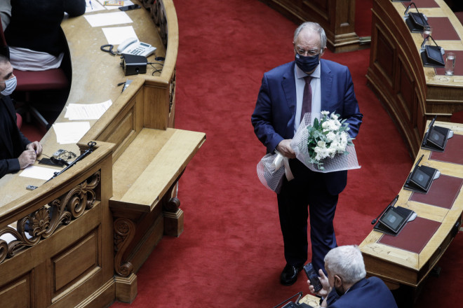 Λουλούδια στο έδρανο στο οποίο καθόταν στη Βουλή η Φώφη Γεννηματά, άφησε ο πρόεδρος της Βουλής, Κωνστανίνος Τασούλας