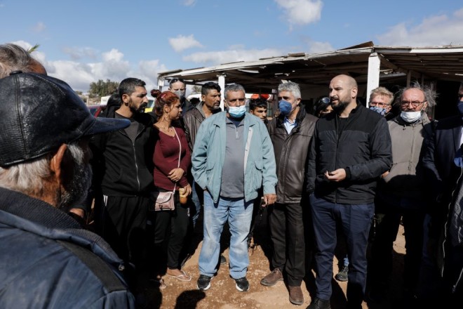 Τζανακόπουλος και κλιμάκιο ΣΥΡΙΖΑ στην οικογένεια του νεκρού στο Πέραμα 