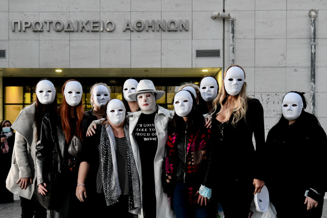 Οι φίλες της Ιωάννας φόρεσαν λευκές μάσκες σαν τη δική της ως ένδειξη συμπαράστασης αλλά και ως δείγμα ότι θα μπορούσε να συμβείο στον καθένα- φωτογραφία Eurokinissi