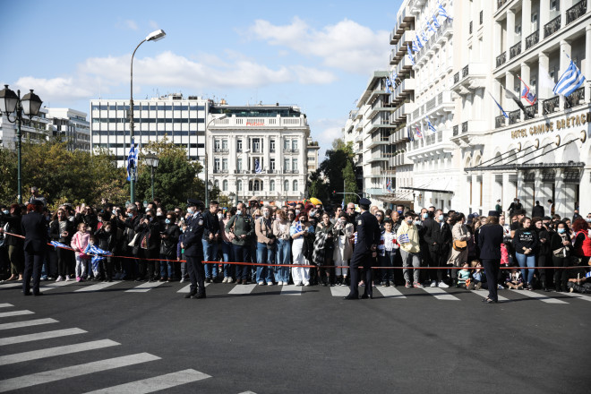 Πλήθος κόσμου φορώντας μάσκα παρακολούθησε τη μαθητική παρέλαση στο Σύνταγμα/EUROKINISSI