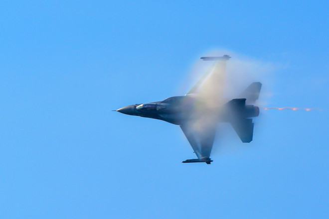 Οι εντυπωσιακοί ελιγμοί του F16  ΦΩΤΟ 1