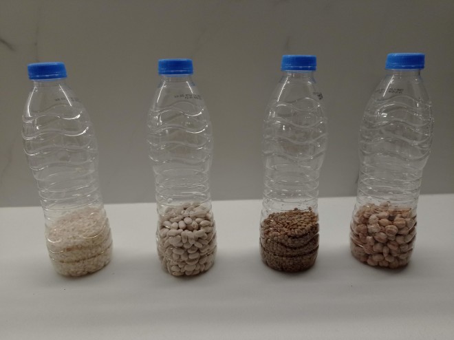 Επαναχρησιμοποιήστε άδεια πλαστικά μπουκάλια νερού γεμίζοντάς τα στο 1/3 της χωρητικότητά τους με διάφορα όσπρια