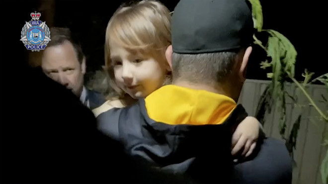 Στην αγκαλιά του αστυνομικού η 4χρονη Κλίο- φωοτογραφία ΑΡ