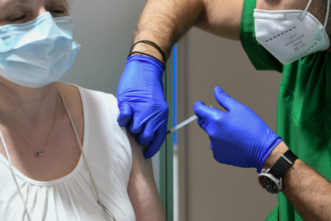 εμβολιασμός γυναίκας κατά του κορωνοϊού