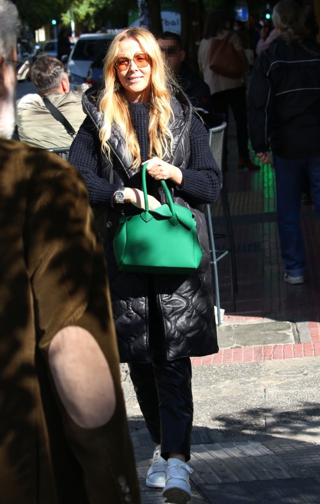 Η πράσινη τσάντα της τραγουδίστριας ήταν η λεπτομέρεια που έκανε τη διαφορά στην εμφάνισή της