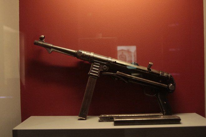 Γερμανικό αυτόματο όπλο στο μουσείο του Καλαβρυτινού Ολοκαυτώματος (φωτ. eurokinissi)