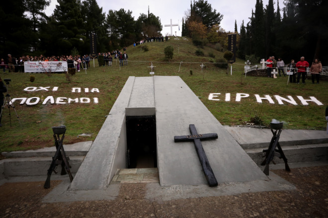 Το μνημείο για τους εκτελεσθέντες Καλαβρυτινούς, στο σημείο όπου τους γάζωσαν οι Ναζί το 1943, στο Λόφο του Καπή