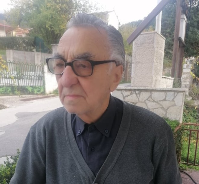 Ο Γιώργος Δημόπουλος όπως είναι σήμερα, στα 91 του. To 1943, την ημέρα του Καλαβρυτινού Ολοκαυτώματος υπήρξε έγκλειστος στο δημοτικό σχολείο των Καλαβρύτων