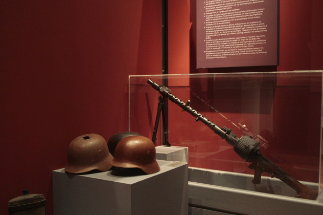 Γερμανικά κράνη και πολυβόλο στο μουσείο Καλαβρυτινού Ολοκαυτώματος