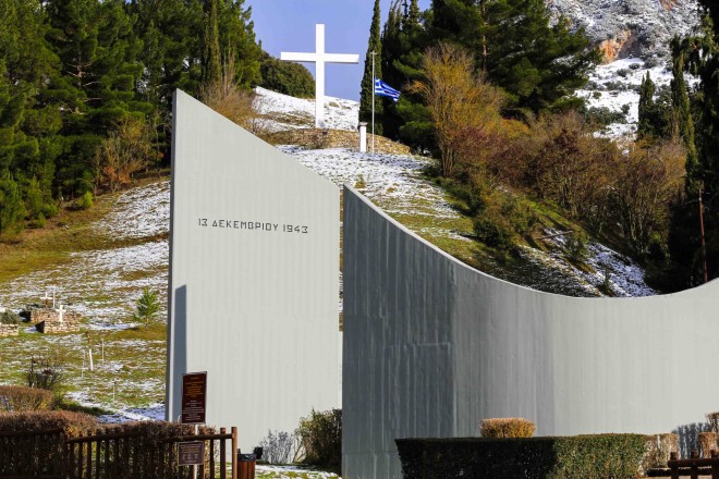Το μνημείο για τους εκτελεσθέντες Καλαβρυτινούς, στο σημείο όπου τους γάζωσαν οι Ναζί το 1943, στο Λόφο του Καπή (φωτ. eurokinissi)