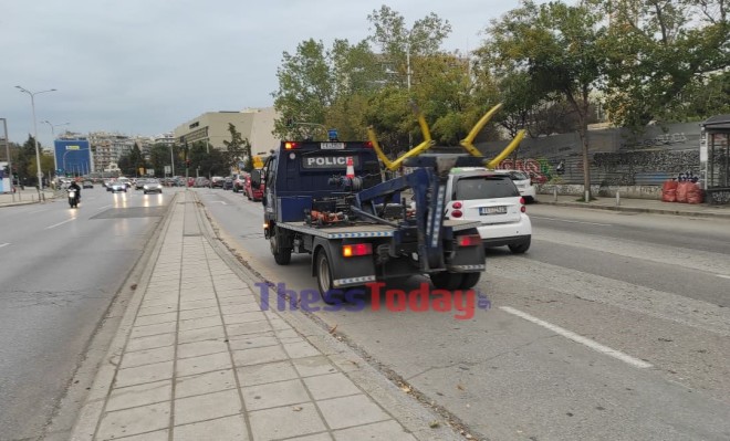 Γερανοί της ΕΛ.ΑΣ για την απομάκρυνση οχημάτων στη Θεσσαλονίκη- πηγή thesstoday