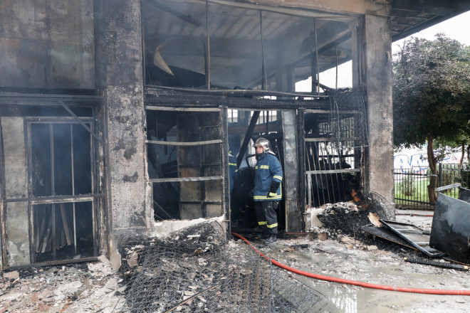 Μεγάλη φωτιά σε κατάστημα στον Πειραιά- φωτογραφία Eurokinissi