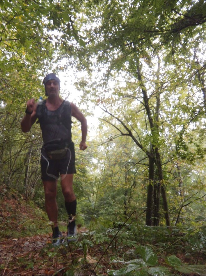 Ο Άγης Εμμανουήλ, τρέχει σε δάσος στη Γαλλία 