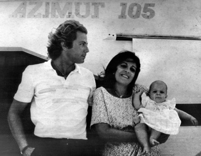 Η Χριστίνα Ωνάση με τον Tιερί Ρουσέλ και την κόρη τους Αθηνά/Φωτο: AP