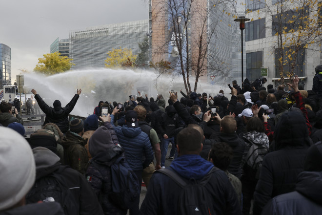 H αστυνομία των Βρυξελλών απάντησε στους διαδηλωτές με κανόνια νερού- φωτογραφία ΑΡ