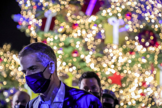 Ο Κώστας Μπακογιάννης στη φωταγώγηση του χριστουγεννιάτικου δέντρου στην πλατεία Συντάγματος- φωτογραφία Eurokinissi