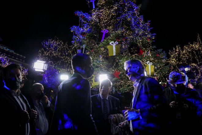Ο Κώστας Μπακογιάννης στη φωταγώγηση του χριστουγεννιάτικου δέντρου στην πλατεία Συντάγματος- φωτογραφία Eurokinissi