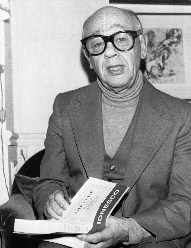 O θεατρικός συγγραφέας Ευγένιος Ιονέσκο κρατά στα χέρια του μια έκδοση των έργων του και υπογράφει. Παρίσι, 28 Δεκεμβρίου 1978/AP