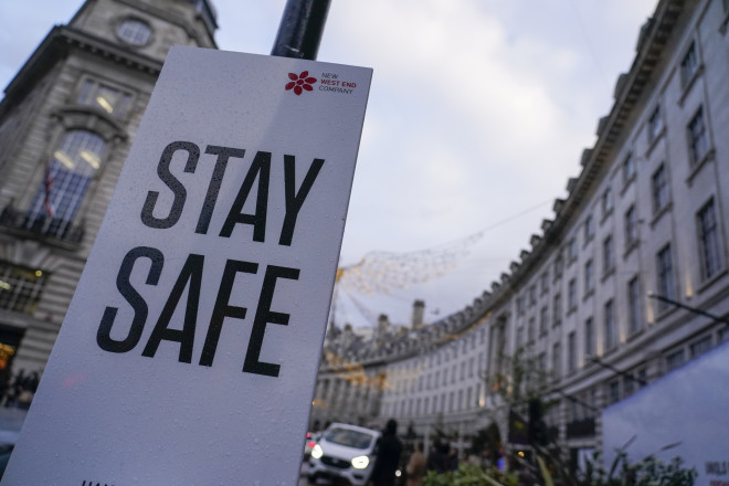 «Μένουμε ασφαλείς» αναφέρει πινακίδα δρόμου/AP
