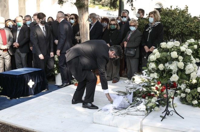 Ο σύζυγος της Φώφης Γεννηματά αφήνει λουλούδια στον τάφο της