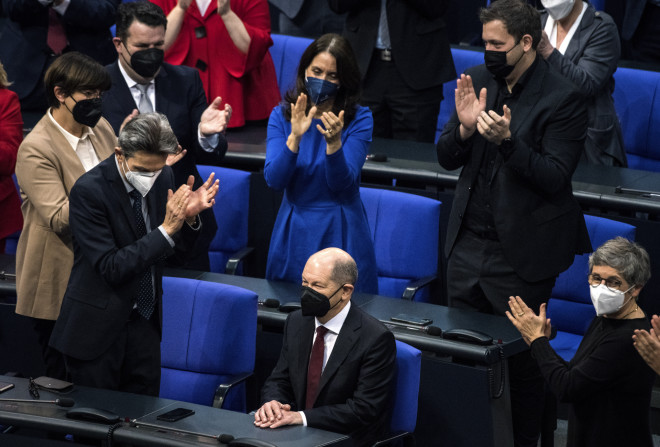 Xειροκροτήματα για τον νέο Καγκελάριο της Γερμανίας- φωτογραφία ΑΡ