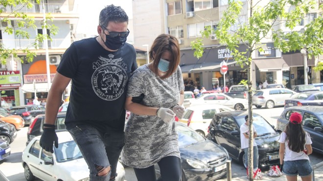 Η σύζυγος του δολοφονημένου ταξιτζή στο δικαστικό μεγάρο Θεσσαλονίκης, τον Ιούνιο του 2020- Eurokinissi