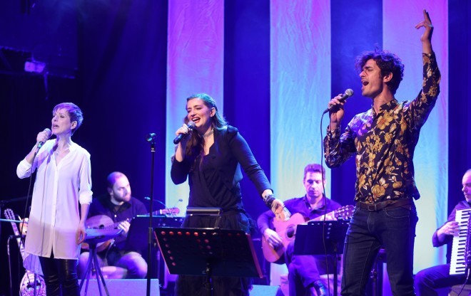 Μαρία Κίτσου και Δημήτρης Γκοτσόπουλος τραγούδησαν αγκαλιά στη σκηνή του Γυάλινου Μουσικού Θεάτρου/ NDP