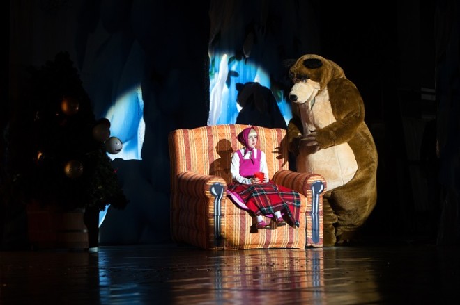 Η Μάσα κάνει παρέα με έναν αρκούδο που δούλευε στο τσίρκο 