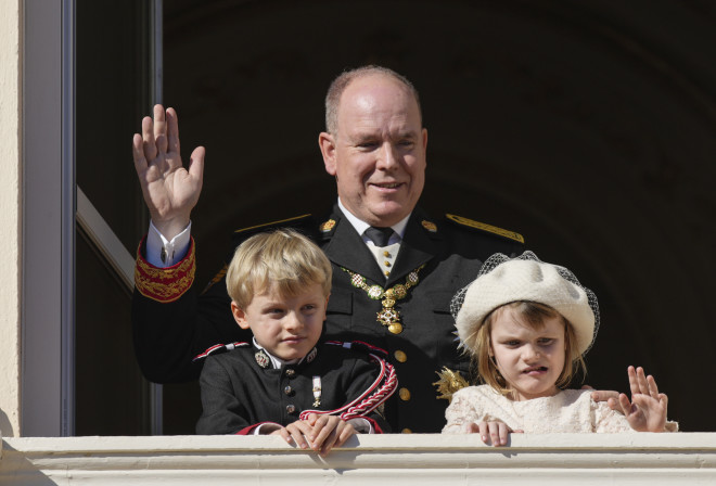 Ο πρίγκιπας Αλβέρτο με τα δυο παιδιά του/AP