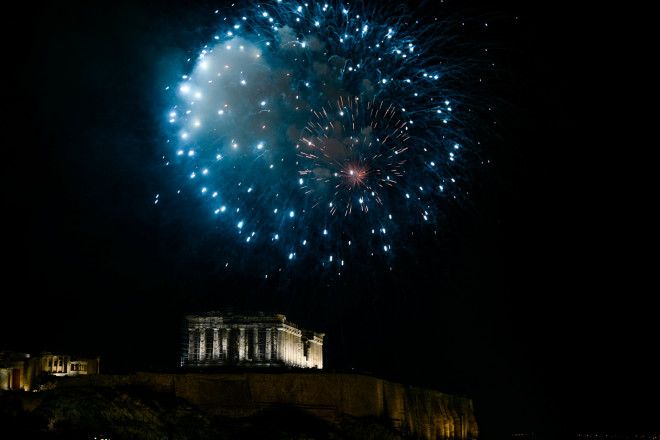 Πυροτεχνήματα στην Αθήνα για τον ερχομό της νέας χρονιάς - φωτογραφία Eurokinissi