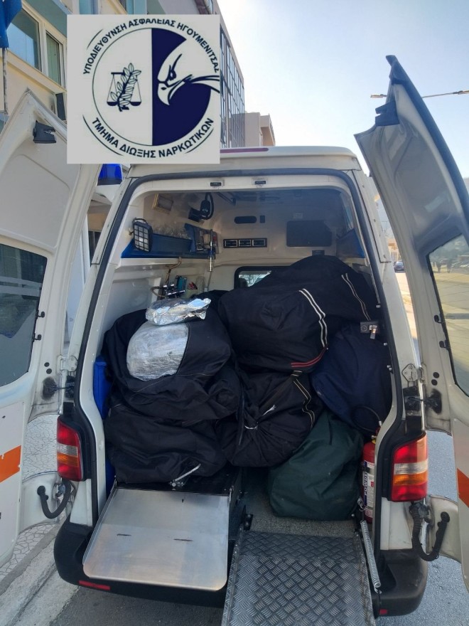 Ηγουμενίτσα: Ασθενοφόρο αντί για αρρώστους μετέφερε 320 κιλά χασίς
