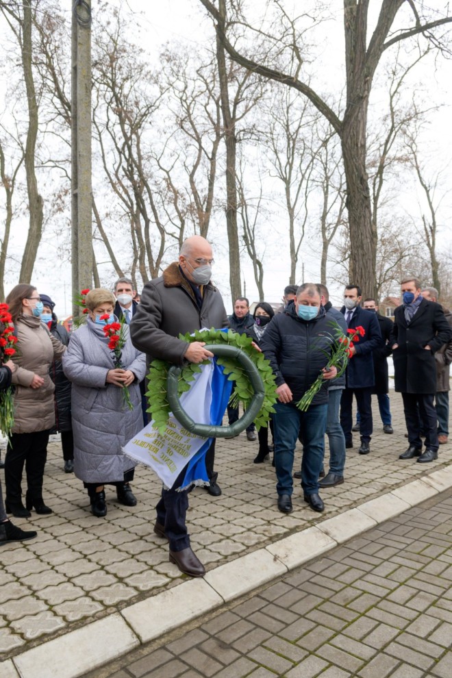 Δένδιας κατάθεση στεφάνου σε μνημείο  στην Ουκρανία  
