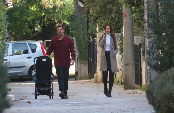Ο Άκης Πετρετζίκης στιλάτος σε βόλτα με τον γιο του και τη σύζυγό του