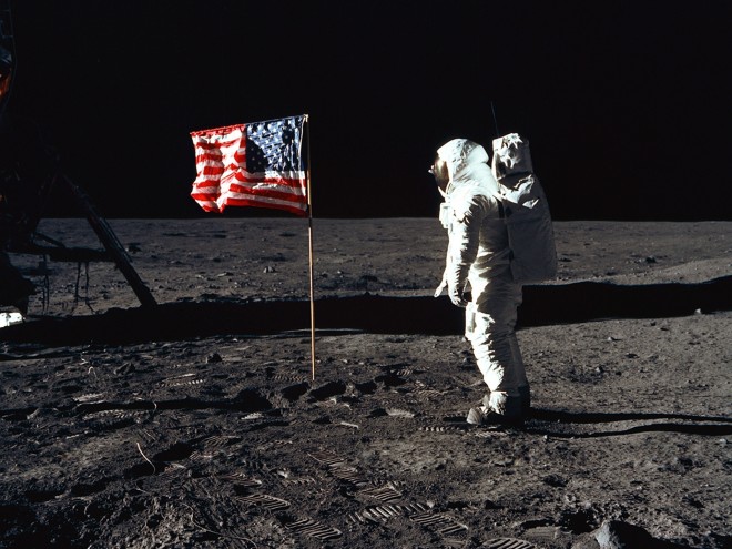 η σημαία των ΗΠΑ στη σελήνη 