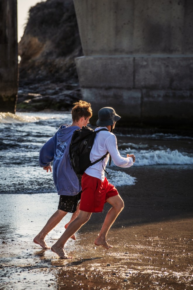 δύο άνθρωποι γυμνάζονται κάνοντας τζόκινγκ στην παραλία