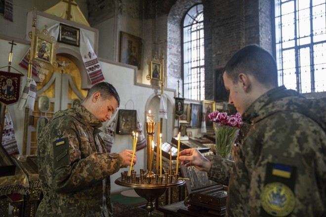 Ουκρανοί στρατιώτες προσεύχονται στο Χάρκοβο- φωτογραφία ΑΡ