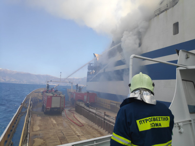 Προσπάθειες κατάσβεσης της πυροσβεστικής στο Euroferry Olympia