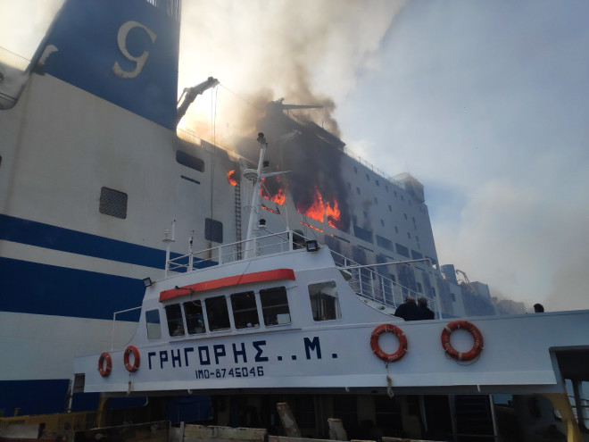 Πλακιωτάκης: Υπάρχουν ακόμα μικρές εστίες φωτιάς στο Euroferry Olympia