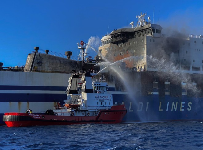 Yπεράνθρωπες προσπάθειες καταβάλλουν και σήμερα οι δυνάμεις πυρόσβεσης, προκειμένου να σβήσουν τις εστίες φωτιάς που εξακολουθούν να μαίνονται στο πλοίο Euroferry Olympia αλλά και να μειωθούν οι θερμοκρασίες σε φλεγόμενα μέρη του πλοίου.
