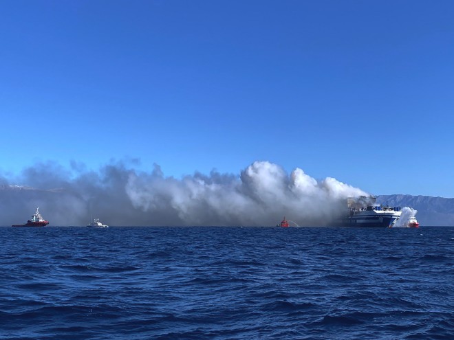 Δίπλα στο φλεγόμενο πλοίο Euroferry Olympia βρίσκονται η φρεγάτα Ύδρα του Πολεμικού Ναυτικού