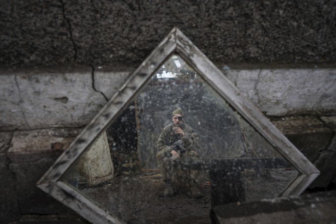 Ουκρανός στρατιώτης στα χαλάσματα/AP