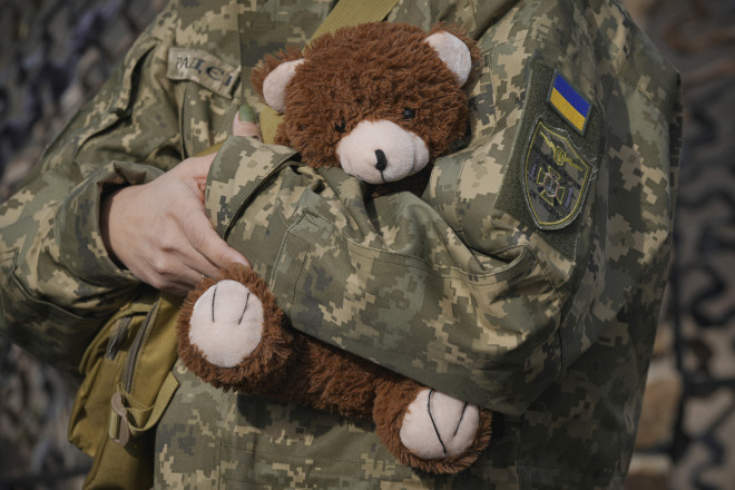 Oυκρανός στρατιώτης κρατά ένα αρκουδάκι/AP