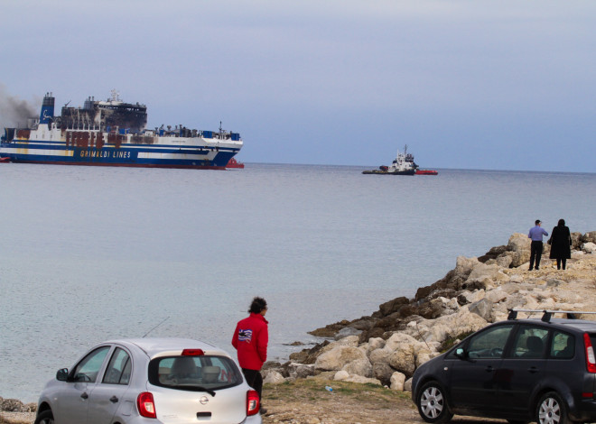 Το πλοίο έπιασε φωτιά στα ανοιχτά της Κέρκυρας - φωτογραφία Eurokinissi