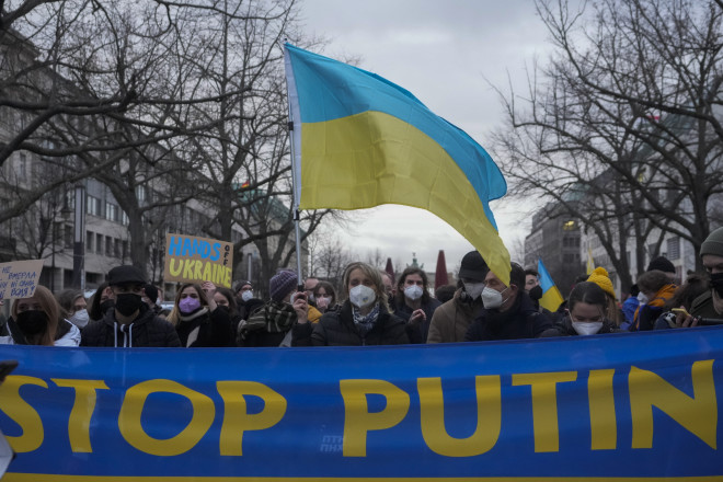 Πανό που γράφει «Σταματήστε τον Πούτιν» σε διαμαρτυρία Ουκρανών- φωτογραφία ΑΡ