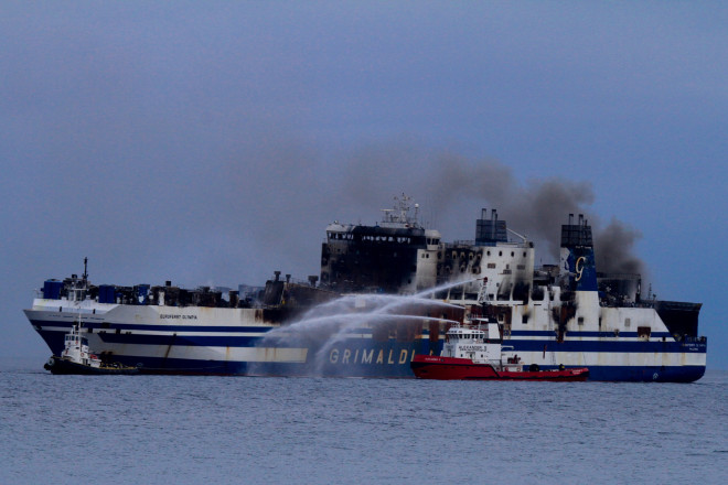 Το επιβατηγό οχηματαγωγό πλοίο «Euroferry Olympia» που τυλίχθηκε στις φλόγες