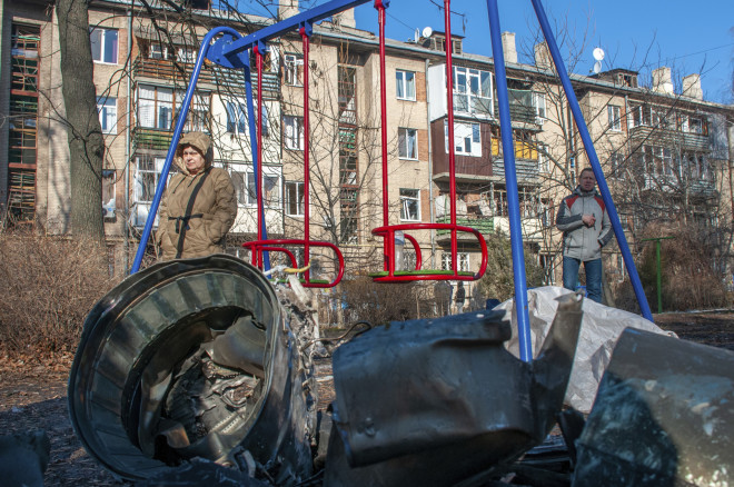Θραύσματα στρατιωτικού εξοπλισμού κοντά σε παιδική χαρά μετά από ρωσική επίθεση στο Χάρκοβο της Ουκρανίας- φωτογραφία ΑΡ