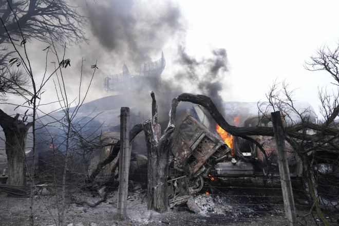 Καταστροφές στην ουκρανική στρατιωτική βάση έξω από τη Μαριούπολη- φωτογραφία ΑΡ